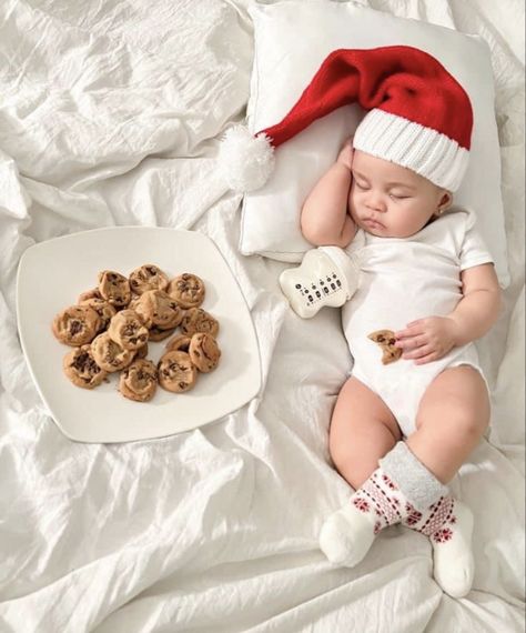 Christmas Baby Photoshoot Ideas, Christmas Baby Photoshoot, Baby Christmas Photoshoot, Newborn Christmas Pictures, Baby Holiday Photos, Newborn Christmas Photos, Baby Photoshoot Ideas, Christmas Baby Pictures, Baby Milestones Pictures