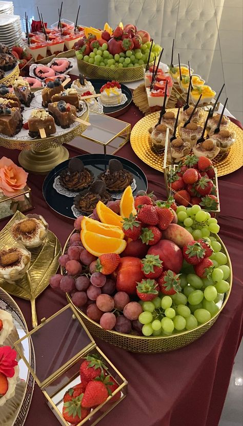 Buffet Table Aesthetic, Fruit Tray Aesthetic, Salad Bar Aesthetic, Fruit Arrangements For Party, Fruit Table Ideas Wedding, Wedding Fruit Table, Veggie Bars, Sweets Table Wedding, Fruit Buffet