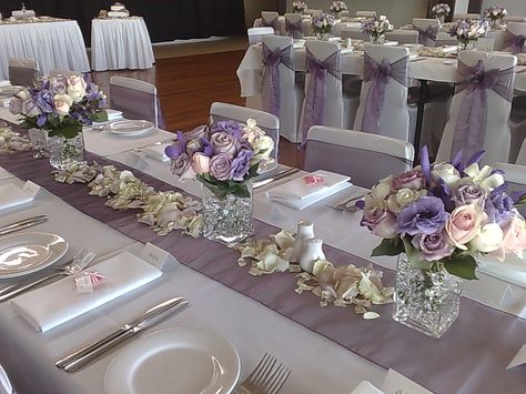 Lilac Wedding Decorations, Lilac Wedding Flowers, Lavender Wedding Theme, Quince Decor, Wedding Theme Color Schemes, Purple Wedding Centerpieces, Wedding Table Themes, Engagement Dinner, Purple Wedding Theme