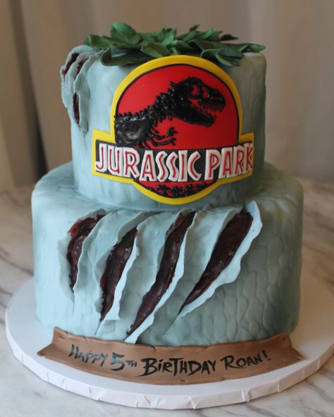 Dinosaur Cakes For Boys, Fête Jurassic Park, Jurassic World Cake, Dino Birthday Cake, Jurassic Park Birthday Party, Jurassic Park Party, Dinosaur Birthday Theme, Jurassic Park Birthday, Birthday Party At Park