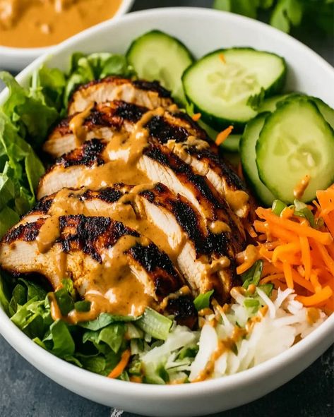 Grilled Thai Chicken Bowls with Peanut Sauce - Easy Recipe Thai Chicken Bowl With Peanut Sauce, Thai Chicken Bowls Healthy, Thai Peanut Wraps Chicken, Peanut Chicken Bowl, Thai Peanut Chicken Salad, Thai Chicken Bowl, Chicken With Peanut Sauce, Thai Dinner Recipes, Chicken Bowls Healthy