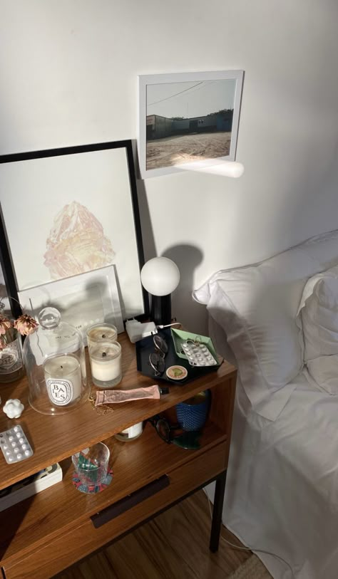 Cute Aesthetic Rooms, Girl Nightstand, Nightstand Aesthetic, Apartment Vibes, Uni Room, Aesthetic Rooms, Future Apartment, Apartment Inspiration, My Space