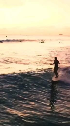 Longboard Surfing, Surfing Videos, Surfergirl Style, Sunset Surfing, Surfer Vibes, Surfing Aesthetic, Locals Only, Surf Aesthetic, Surf Vibes