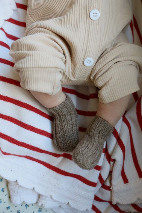 Newborn Knitted Blanket, Socks Knitting Pattern Free, Baby Socks Knitting Pattern, Baby Socks Pattern, Socks Ideas, Knitted Socks Free Pattern, Socks Knitting Pattern, Toddler Mittens, Crochet Baby Socks