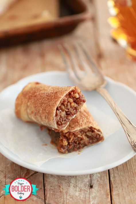 These Pecan Pie Egg Rolls are not your traditional Egg Rolls; they are nothing like the savory ones you find at a takeaway restaurant. But we are making desserts with these eggroll wrappers, filling them with delicious flavors that remind me of the holidays. Dessert Eggs, Dessert Egg Rolls Recipe, Dessert Egg Rolls, Eggs Rolls, Rolls Dessert, Sweet Egg, Pecan Desserts, Fall Pies, No Egg Desserts