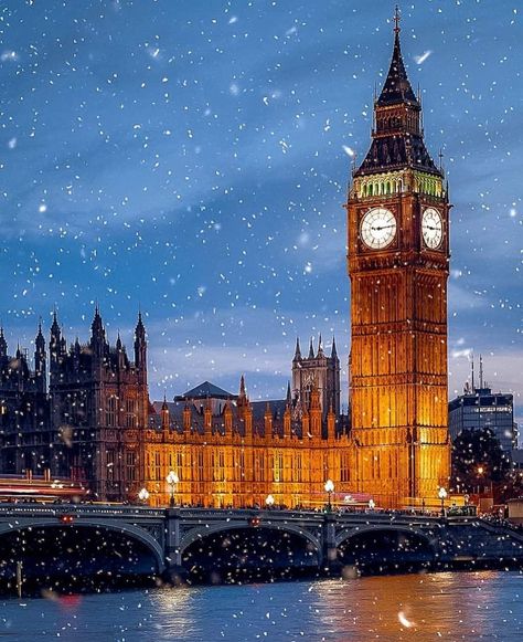 Source: @constantinamoi Christmas In England Aesthetic, London In Winter, London Snow, London In December, Snow Season, London Wallpaper, Christmas Destinations, Christmas In Europe, London Baby