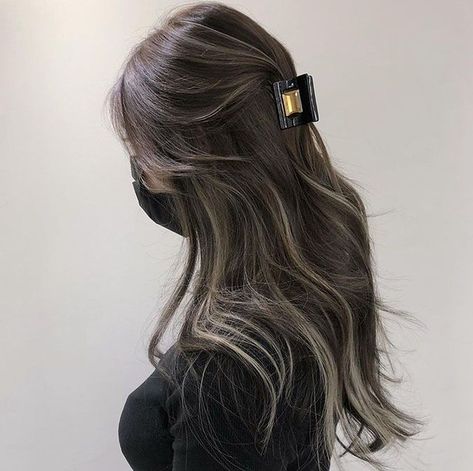 Black Hair Balayage, Korean Hair Color, Hair Color Underneath, Peekaboo Hair, Ash Hair Color, Hair Color Streaks, Hair Streaks, Brown Hair Balayage, Pretty Hair Color