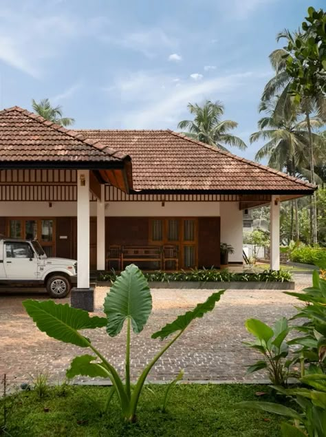 Kerala Traditional House Exterior, South Indian Traditional House, Kerala House Design Traditional, House Design Traditional, City House Design, Indian House Interior Design, Tamil House, Indian Traditional House, Traditional House Exterior