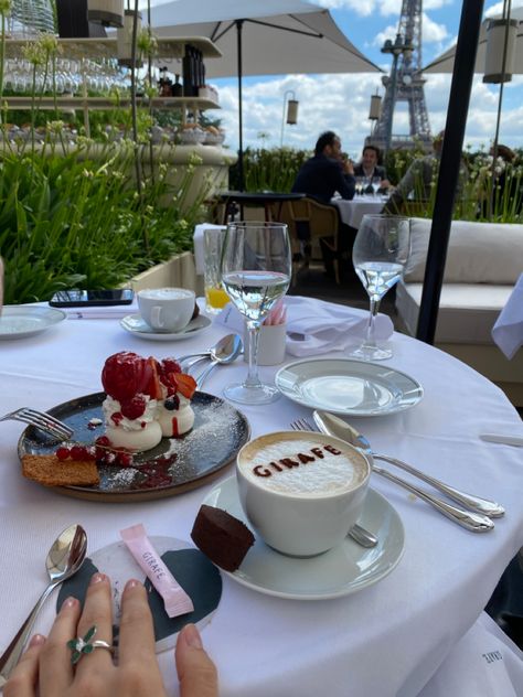 #cappuccino #toureiffel #eiffelturm #paris #parisianstyle #cafe #coffeetime #aesthetic #wallpaper Girafe Restaurant Paris Night, Brunch Paris, Peninsula Paris, Lirika Matoshi, Paris Winter, Paris Vibes, Restaurant Paris, Solo Trip, Big Mood