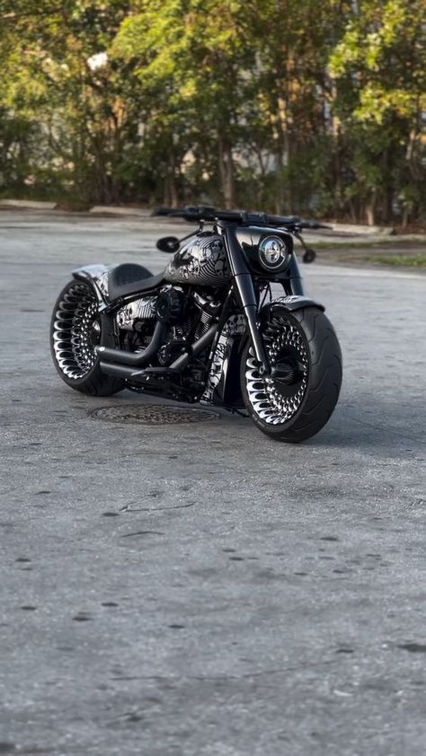 Harley-Davidson Fat Boy ‘FatBox Skull’ by Henne Builder HENNE Contact @henneusa Country United States Model H-D Fat Boy Style Cruiser Road King Harley Davidson, Breakout Harley Davidson, Softail Bobber, Мотоциклы Harley Davidson, Harley Fatboy, Vintage Harley Davidson Motorcycles, Bobber Style, Harley Davidson Fatboy, Harley Bobber