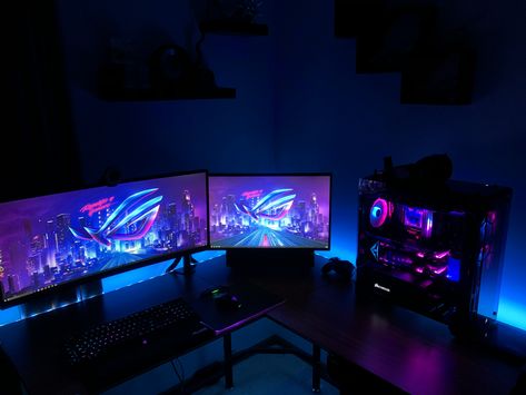 L shaped desk, dual monitors, Corsair 570x, RGB setup. Set Up Gamer, Game Room Kids, Gaming Desk Setup, Gamer Room Decor, Pc Gaming Setup, Google Glass, Custom Pc, Tech Toys, Gaming Room Setup