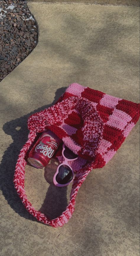 Pink and red checkered crochet tote bag on the sidewalk with pink heart shaped sunglasses and Dr Pepper hanging out of bag Red And Pink Crochet Bag, Barbie Aesthetic Crochet, Pink Crotchet Ideas, Strawberry Pink Aesthetic, Artist Valentines, Pink Crochet Ideas, Pink And Brown Crochet, Pink And Red Crochet, Crochet A Heart