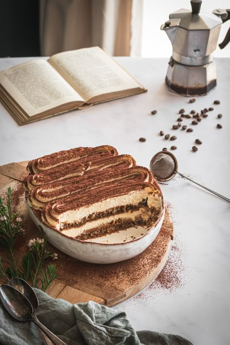 Ma meilleure recette de tiramisu classique, avec des biscuits boudoir imbibés d'un mélange de café fort et de Kahlua et une crème mascarpone gourmande et aérienne ! C'est facile à faire et délicieux, essayez cette recette et vous n'en ferez plus d'autre. À noter que c'est mieux de le laisser reposer une nuit au frigo pour laisser aux saveurs le temps de se développer. Tiramisu Photography, Tiramisu Recipes, Best Tiramisu Recipe, Famous Desserts, Comfort Desserts, Dessert Photography, Tiramisu Recipe, Birthday Food, Love Cake