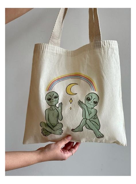 Ecobag Alien Good Vibes Ecobag em algodão cru, estampa digital    Tamanho: 35cm x 35cm  Alça reforçada (24cm).    Prazo de envio: até 3 dias úteis.  Hippie Artesanatos Ecobag Design Ideas, Handpainted Tote Bags, Canvas Bag Design, Tote Bag Ideas, Hand Bags For Women, Eco Bags, Cool Small Tattoos, Stylish Tote Bag, Diy Tote Bag