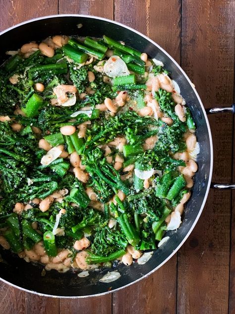 Cannellini Beans and Broccoli Rabe - The Slimmer Kitchen Broccoli Rabe Cannellini Beans, Rapini Recipes, Beans And Broccoli, Broccoli Rabe Recipe, Cannellini Beans Recipes, Broccoli Raab, Saturday Lunch, Broccoli Rabe, Vegetarian Dinners