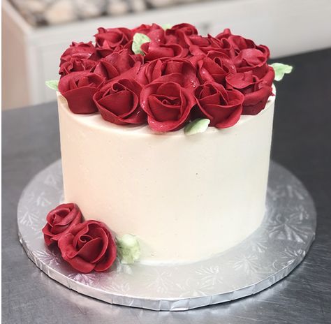 White Cake Red Roses, Rose Icing, Pastry Cake, 90th Birthday, White Cake, Beautiful Cakes, Cake Ideas, White Roses, Wedding Cake