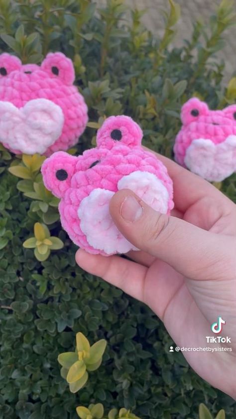 Cute Crochet Valentines Gifts, Crochet Class Valentines, Crochet Amigurumi Valentines Day, Crochet Projects For Valentines Day, Cute Valentines Crochet Ideas, Crochet Valentine’s Day Gifts, Crochet Valentines Plush, Crochet Valentines Day Gifts, Small Valentines Crochet Gifts