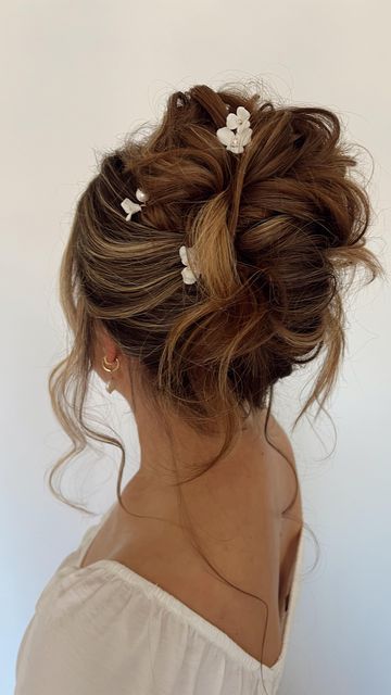 JESSICA KEIFE-OC bridal hair on Instagram: "I had so much fun creating this high updo! This is such a beautiful style for both brides, and bridesmaids! . We added the Edelweiss Hair pins from my collection @jaykaybraidsandbridal . Ty for modeling @rachylkathleenhair 🫶🏽 . #hairreels #highupdo #kimkbun #weddinghair #bridalhair" Romantic High Updo, Complex Updo Long Hair, Bridesmaid Hair Updo With Flowers, Hair High Updos, Bridal Buns With Flowers, Edelweiss Hair Pin, Bridal Updo Flowers, Curly Updo Bride, Pearl Hair Updo