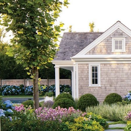 New England Home Magazine on Instagram: "Come on in! ⁠ ⁠ The blossoming Mazus reptans groundcover between the stepping stones tolerates foot traffic on the path leading to the pool house. On either side of the walkway, lady’s mantle spills onto the stones.⁠ ⁠ Project Team⁠ Architecture: Botticelli & Pohl⁠ Landscape design: Hoerr Schaudt Landscape Architects⁠ Builder: Lindsay Custom Builders⁠ Landscape contractor: Gregory Raith Landscape Contracting⁠ ⁠ ⁠ 📸 Scott Shigley⁠ ✏️ @tovah1⁠ ⁠ #nantucket #ack #nantucketgarden" Nantucket Backyard Landscaping, New England Landscaping Ideas, Front Of House Landscape Ideas New England, Classic New England Landscaping, Small New England Cottage, New England Landscaping, Landscaping New England, Landscape Design New England, New England Home