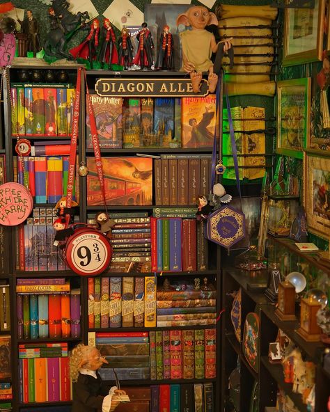 Harry Potter Collectables, Harry Potter Library Ideas, Harry Potter Collection Display, Harry Potter Bedrooms, Collectors Room Ideas, Harry Potter Corner, Harry Potter Library, Harry Potter Items, Harry Potter Cosplay