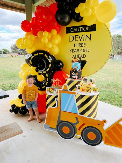 Done by the amazing @susysoirees Work Truck Birthday Party, Trucks Balloon Garland, Construction Theme Birthday Party Backdrop, Blippi Tractor Birthday, 3rd Bday Construction, Excavator Theme Birthday Party, Construction Birthday Balloon Arch, Construction Birthday Party Outfit, Excavator Birthday Theme