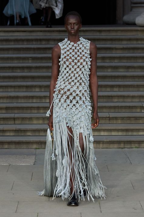 Erdem Spring 2025 Ready-to-Wear https://www.vogue.com/fashion-shows/spring-2025-ready-to-wear/erdem/slideshow/collection#34 London Street Style Spring, Macrame Dress, Knitwear Fashion, Spring Fashion Trends, Spring Dress, Spring Collection, London Fashion Week, Crochet Dress, Couture Fashion