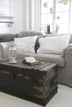 Looking for old antique trunk for storage coffee table for living room to store ledgers play toys!!!! Glam Pad, Old Trunks, Coffee Table Trunk, Antique Trunk, Vintage Trunks, Coffee Table Farmhouse, Cool Ideas, Living Room Diy, Coffee Table With Storage