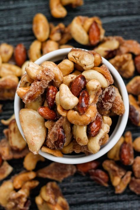 Sugar Free Caramelised Nuts- A sugar free caramelised nut recipe which takes less than 10 minutes and is gluten free, paleo and diabetic friendly! Acai Recipes, Guilt Free Snacks, Nut Recipes, Candied Nuts, Paleo Snacks, Idee Pasto Sano, Low Carb Snacks, Paleo Dessert, Free Desserts