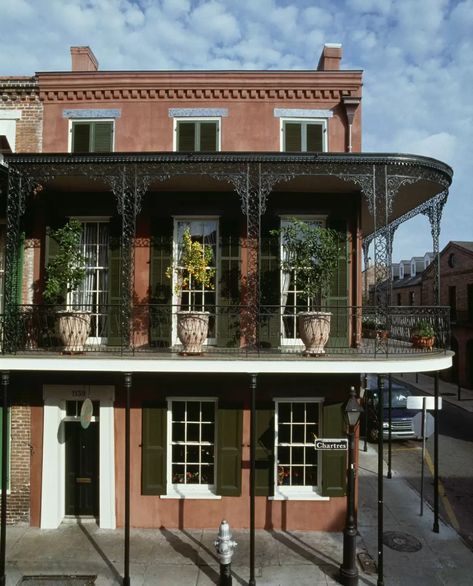 English Interior Design, Extension Veranda, Nicky Haslam, New Orleans Architecture, White Staircase, English Interior, Iron Balcony, New Orleans French Quarter, New Orleans Homes