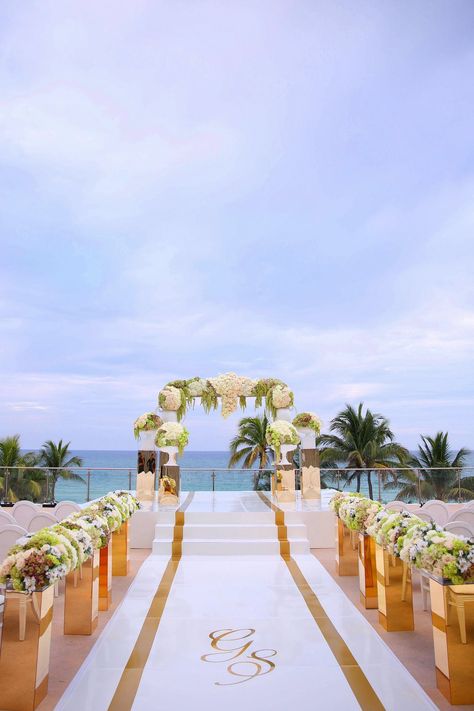 Miami Beach Wedding Venues, Miami Beach Edition Wedding, Destination Wedding Ideas Beach, Formal Beach Wedding, Luxury Beach Wedding, Beach Hotel Wedding, Modern Beach Wedding, Miami Beach Edition, Fontainebleau Miami Beach