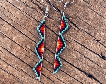 Earrings 2022, Seed Bead Jewelry Patterns, Native Beading Patterns, Beaded Earrings Native, Beadwork Designs, Beaded Earrings Tutorials, Beaded Earrings Diy, Native American Beaded Earrings, Handlebar Bag