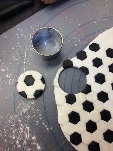 Making football fond Soccer Cupcakes, Football Cupcake, Football Cupcakes, Soccer Cake, Sport Cakes, Fondant Cupcake Toppers, Football Cake, Fondant Tutorial, Fondant Decorations