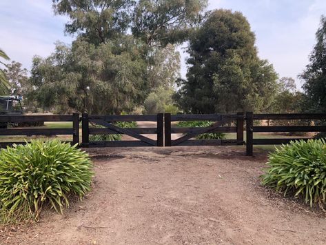 Modern Farmhouse Gate Fence Ideas, Horse Rail Fence, Black Horse Fence Ideas, Post And Rail Fence Gate, Horse Fence Gate, Farmhouse Fence Ideas, Arena Fencing, Farm Fence Gate, Farmhouse Gate