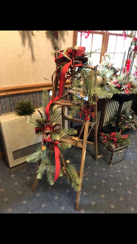 Outdoor Christmas Ladders Ideas, Small Uncovered Front Porch Ideas, Ladder Decor Christmas, Wooden Ladder Christmas Decor, Old Sled Christmas Decor Porch Ideas, Old Ladder Christmas Decor, Vintage Ladder Christmas Decor, Christmas Decor Blanket Ladder, Christmas Ladder Decorations