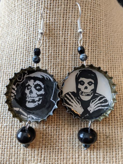 Misfits Bottle Cap Earrings - Etsy Bottle Tap Craft, Bottle Cap Pins Diy, Goth Diy Crafts, Bottle Caps Ideas, Diy Goth Accessories, Grunge Crafts, Punk Jewelry Diy, Bottlecap Earrings, Soda Bottle Crafts