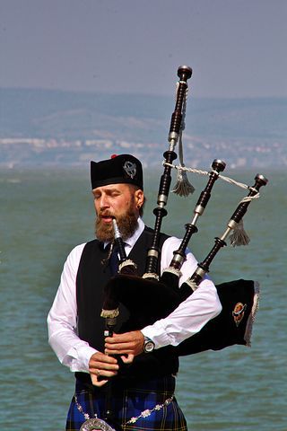 3,000+ Free Scotland & Edinburgh Images - Pixabay Instruments Music, Guitar Images, Funniest Jokes, Scotland Edinburgh, Bagpipes, Music Images, Scottish Highlands, Kilt, Real People