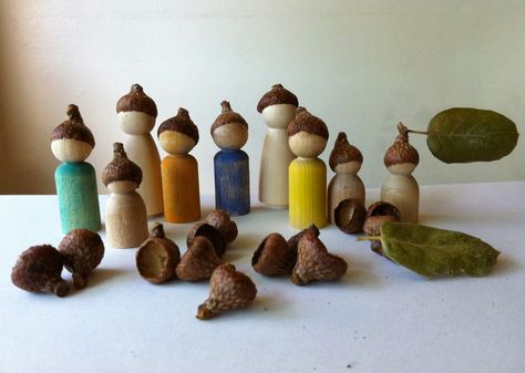 Acorn family. So cute! Acorn Dolls How To Make, Diy Acorn People, Acorn Nomes, Waldorf Acorn Craft, Acorn Kids, Acorn Crafts, Wood Peg Dolls, Fairy Furniture, Bendy Doll