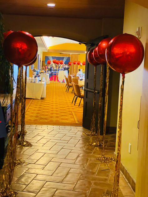 Red Balloon Centerpieces, Red Xmas Decorating Ideas, Red Carpet Diy, Red Gala Decor, Red Carpet Event Decorations, Red Baloons, Gold Theme Party Decorations, Diy Red Carpet, Red Carpet Decorations