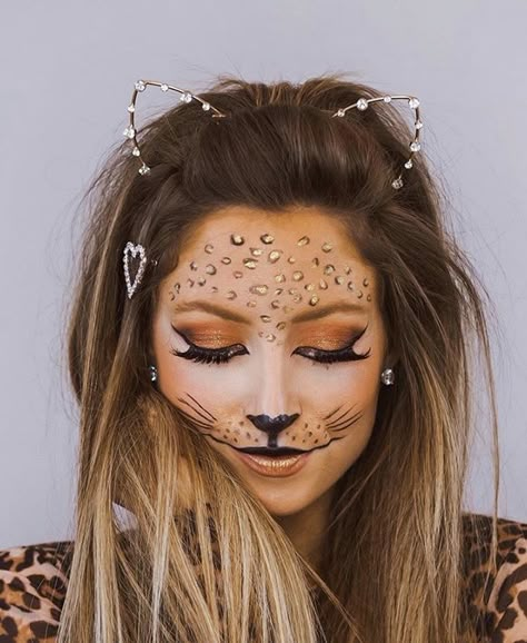 Diy Leopard Costume Women, Leopard Print Halloween Costume, Make Up Brushes Guide, Cat Makeup Halloween Pretty, Cat Makeup For Kids, Makeup Halloween Simple, Leopard Costume Women, Cat Makeup Look, Leopard Makeup Halloween