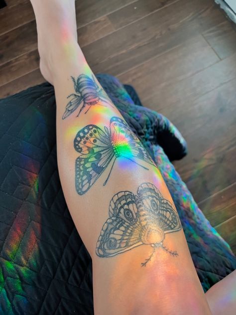 Tattoo Female Aesthetic, Leg Tattoo Idea, Leg Tattoo Female, Butterfly Leg Tattoos, Drawing Tattoo Ideas, Female Aesthetic, Moth Tattoo Design, Bumble Bee Tattoo, Artsy Tattoos