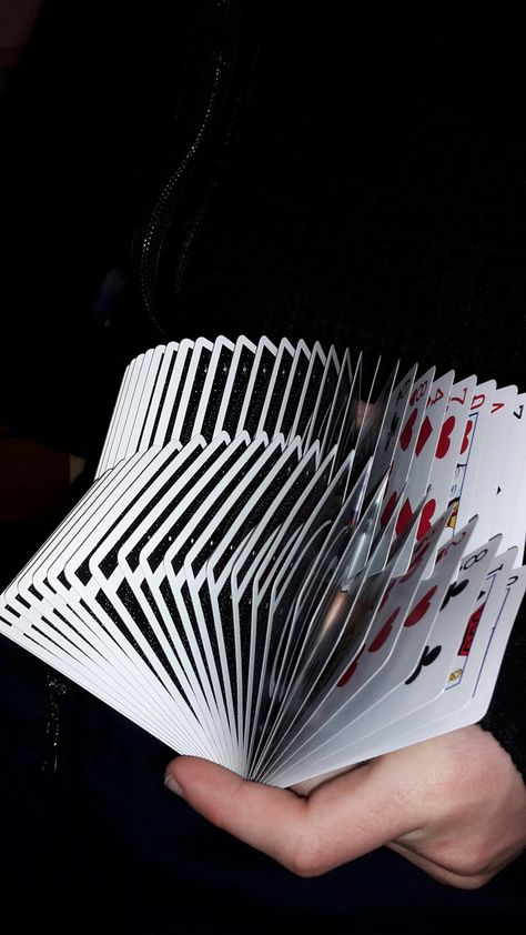 Cardistry Aesthetic, Poker Aesthetic, Magic Tricks Illusions, Math Wallpaper, Magic Illusions, Play Card, Magical Pictures, Bicycle Cards, Poker Card