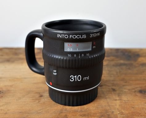 INTO FOCUS MUG <3 Camera Lens Mug, Focus Camera, Drinking Gift, Coffee Company, Cool Mugs, Photography Lovers, Gift Accessories, Gifts For Men, Creative Gifts