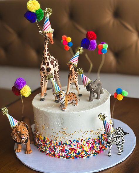 Another beautiful inspiration to save in your folder and sigh with love 🤍 05 incredible options of super cute cakes for you to choose from for your big day!!! ———————————————————————————- Mais uma inspiração linda para salvar na pastinha e suspirar de amores 🤍 05 opções incríveis de bolos super fofos para você escolher para o seu grande dia!!! Animal Theme Cakes For Kids, Animal Party Cake, 1 Year Birthday Party Ideas, Jungle Birthday Cakes, Party Animal Cake, Toddler Birthday Cakes, Animal Party Theme, Dance Party Birthday, Animal Birthday Cakes