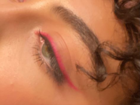 Pink Eye Corner Makeup, Hot Pink Eyeliner Makeup, Makeup For Neon Pink Dress, Hot Pink Eyeliner Looks, Pink Winged Eyeliner, Colored Eyeliner Ideas Simple, Pink Waterline Makeup, Makeup Pink Eyeliner, Hot Pink Eyeliner