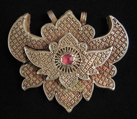 Indonesian Tribal Art - Gold pendant, Sumbawa Island, Indonesia Indonesian Jewelry, Thai Silk Dresses, Adornment Jewelry, Weird Jewelry, Indonesian Art, Heritage Jewellery, Art Gold, Old Jewelry, Heritage Collection