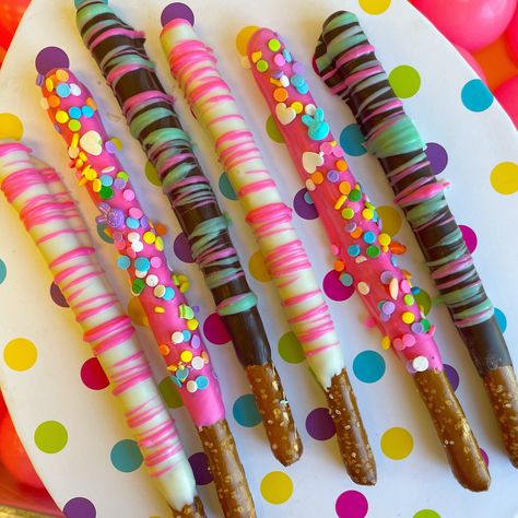 Chocolate Dipped Pretzel Rods, Pudding Banana, Banana Shop, Dessert Cart, Dipped Pretzel Rods, Dipped Pretzels, Gourmet Gift Box, Banana Waffles, Pretzel Rolls