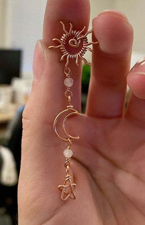 Easy Wire Crafts, Wire Suncatcher, Sun And Moon Earrings, Diy Wire Jewelry Rings, Diy Jewelry Unique, Wire Jewelry Designs, Handmade Jewelry Tutorials, Jewelry Accessories Ideas, Diy Wire Jewelry