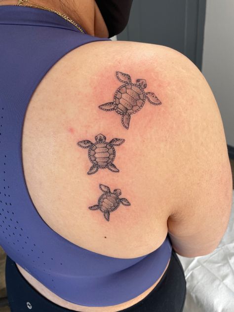 Sea Turtle Tattoo With Initials, Family Of Sea Turtles Tattoo, Sea Turtle Family Tattoo Ideas, Three Turtles Tattoo, Sea Turtle Family Tattoo, Turtle Family Tattoo, Tattoo That Represents Family, Tattoos That Represent Family, Turtle Henna