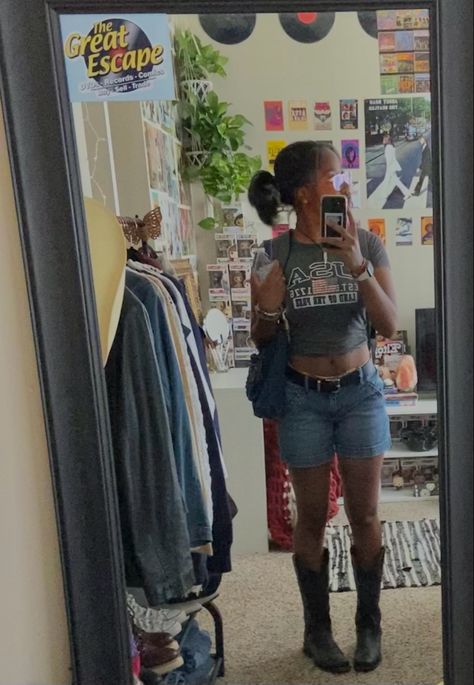 Streetwear Outfit Aesthetic, Streetwear Outfits Aesthetic, Americana Summer, Cowboy Boot Outfits, Street Style Aesthetic, Black Cowboy Boots, Outfit Styling, 70s Outfits, Black Cowboy