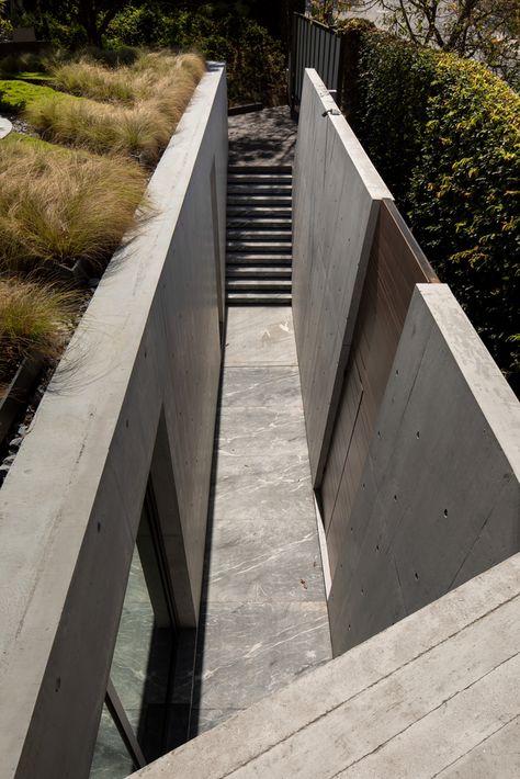 Wall Extension, Minimalist Houses, Green Roof System, Wall Opening, Concrete Building, Concrete House, Green City, Green Roof, Amazing Architecture